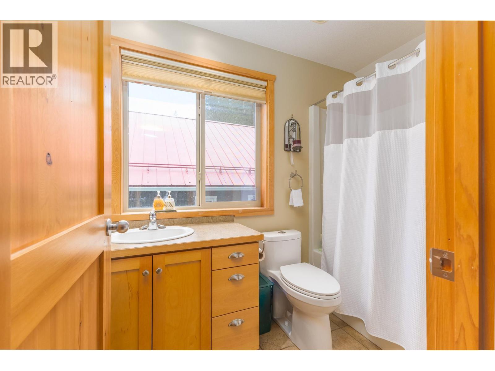 3572 Eagle Bay Road, Eagle Bay, BC - Indoor Photo Showing Bathroom