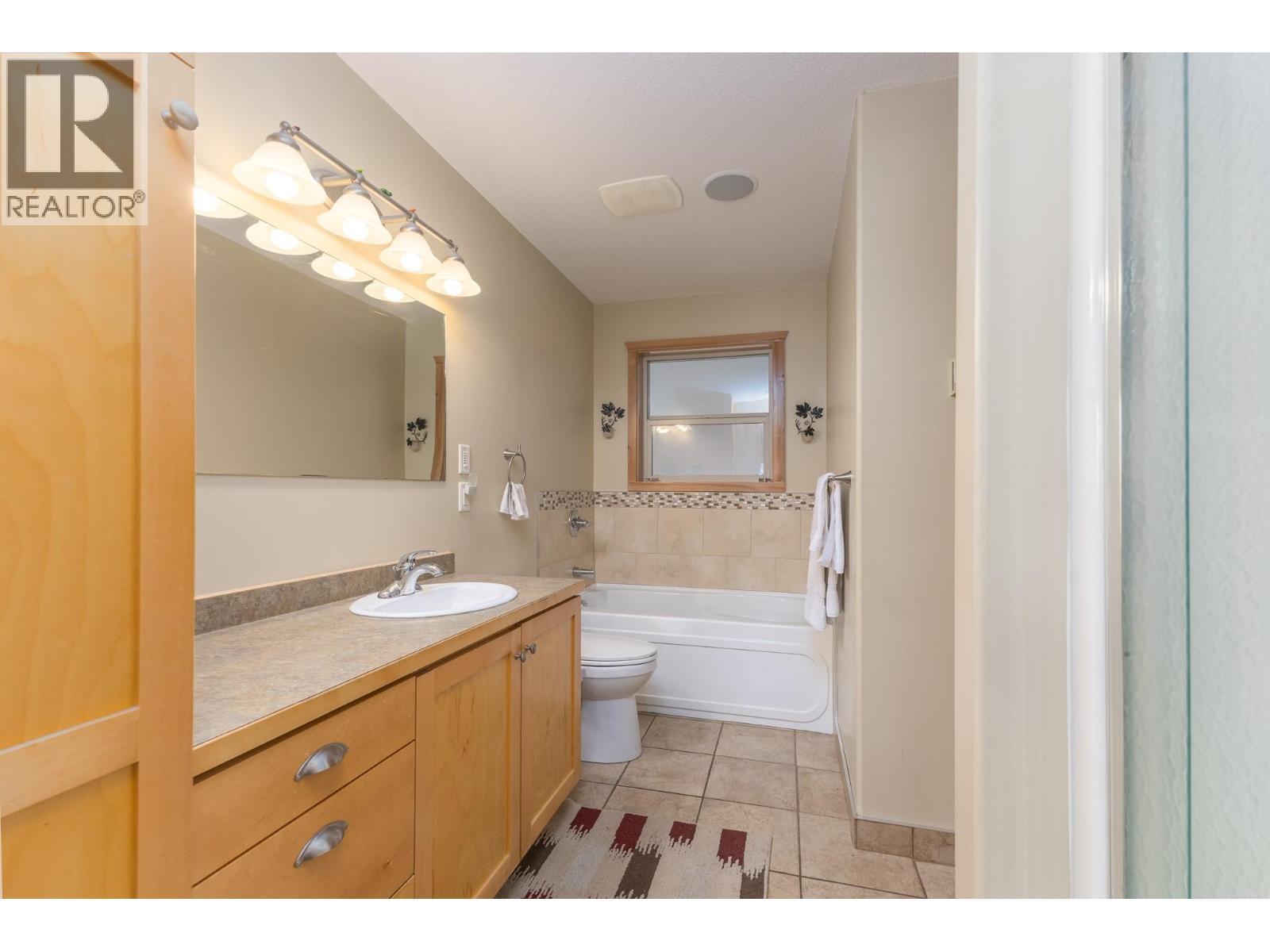 3572 Eagle Bay Road, Eagle Bay, BC - Indoor Photo Showing Bathroom