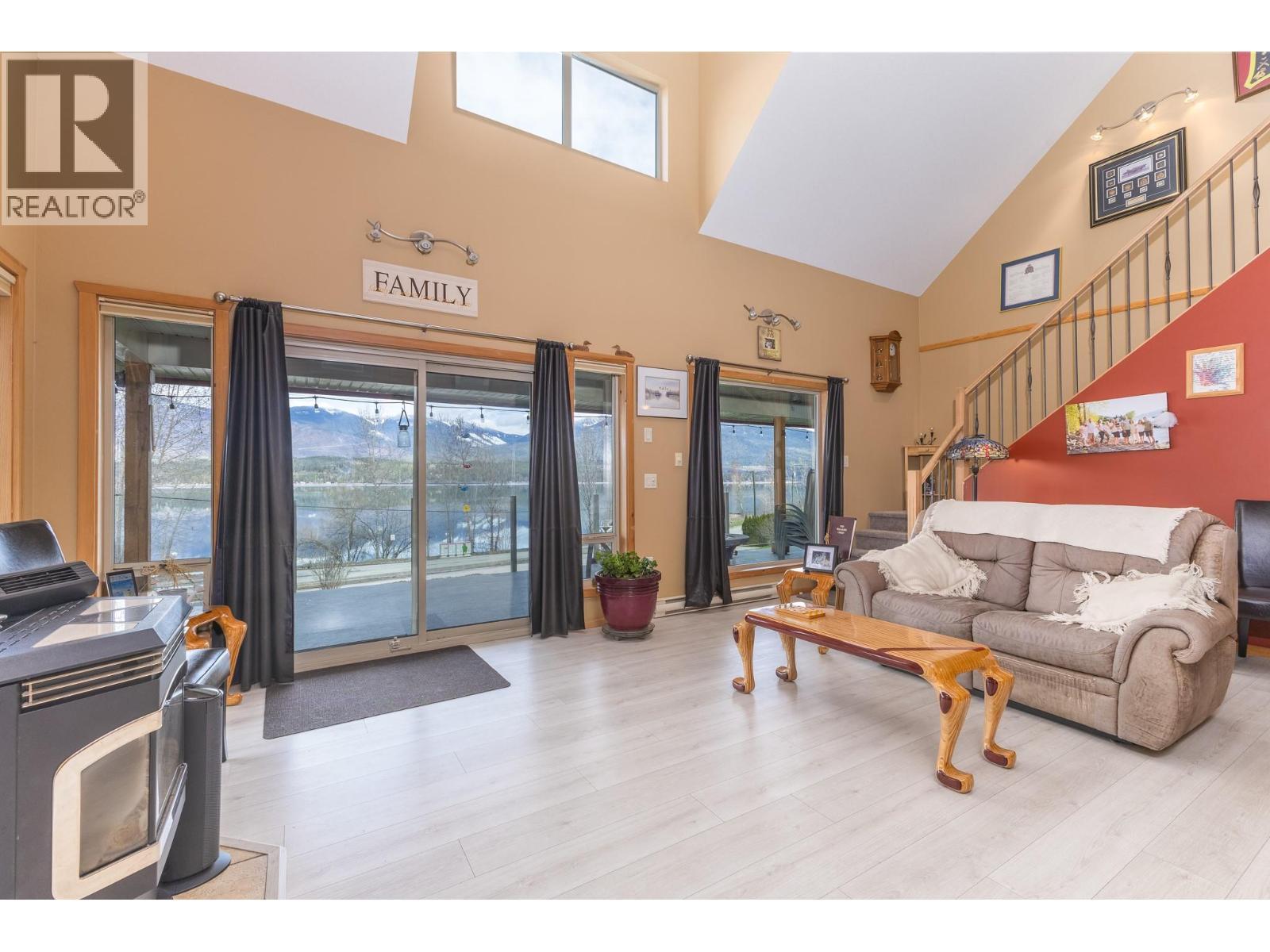 3572 Eagle Bay Road, Eagle Bay, BC - Indoor Photo Showing Living Room