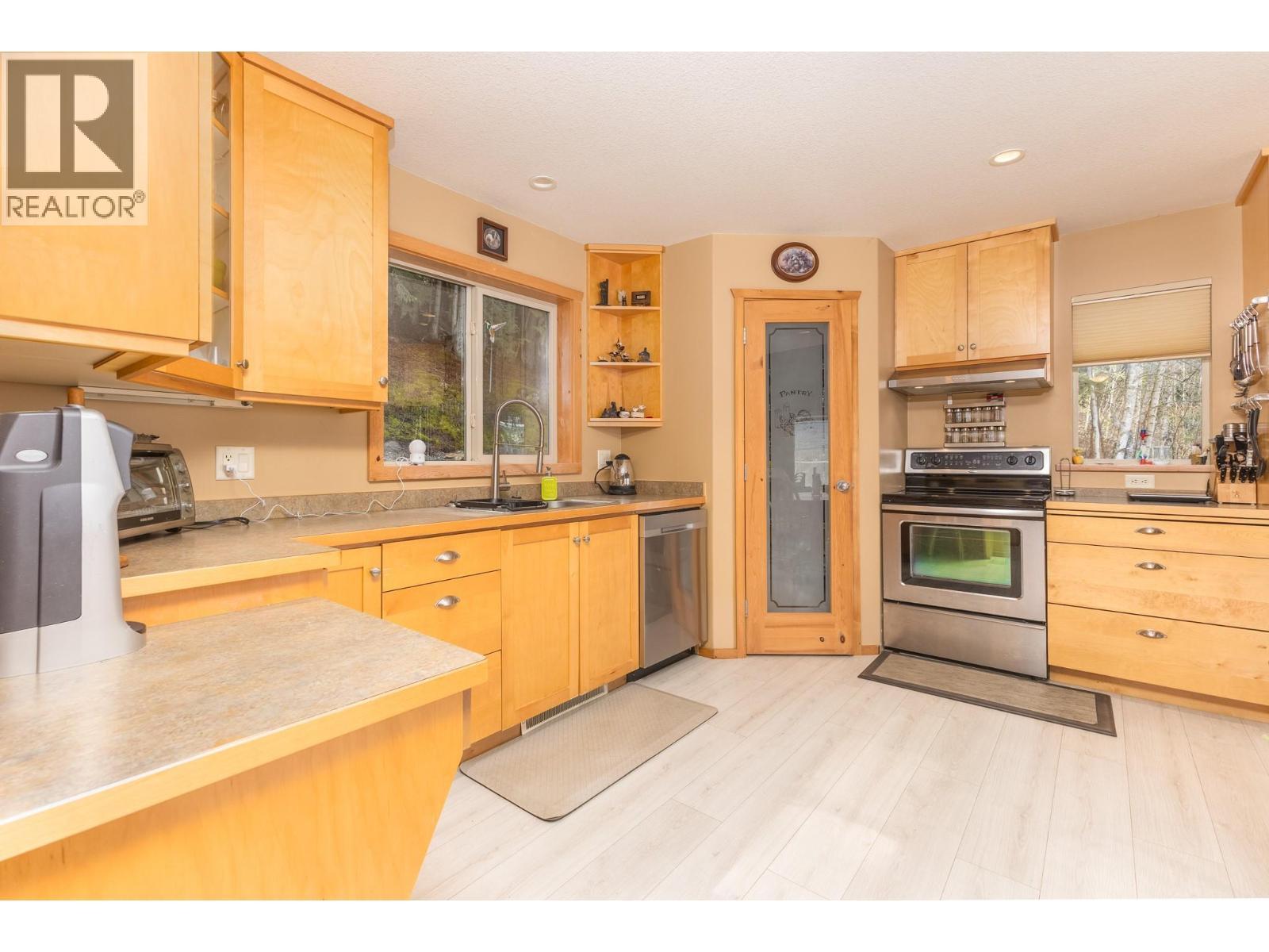 3572 Eagle Bay Road, Eagle Bay, BC - Indoor Photo Showing Kitchen