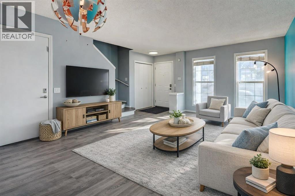 16 Elgin Bay Se, Calgary, AB - Indoor Photo Showing Living Room