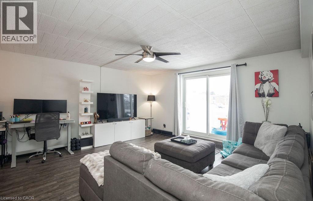 71 Vanier Drive Unit# 110, Kitchener, ON - Indoor Photo Showing Living Room