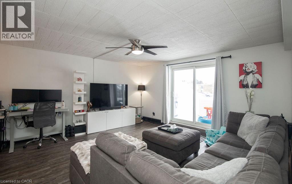 71 Vanier Drive Unit# 110, Kitchener, ON - Indoor Photo Showing Living Room