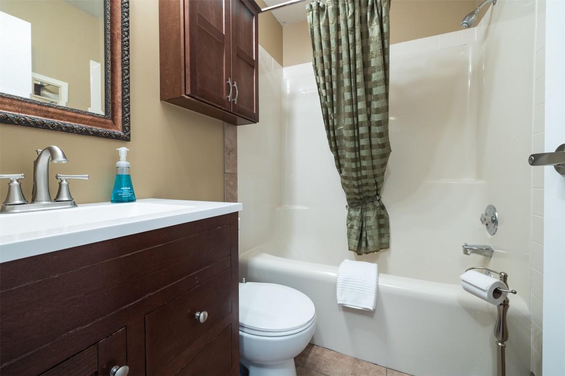 121-4559 Timberline Crescent, Fernie, BC - Indoor Photo Showing Bathroom