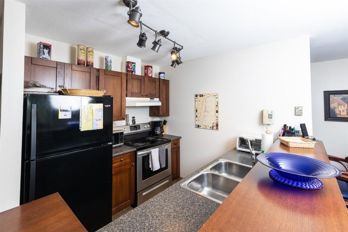 121-4559 Timberline Crescent, Fernie, BC - Indoor Photo Showing Kitchen With Double Sink