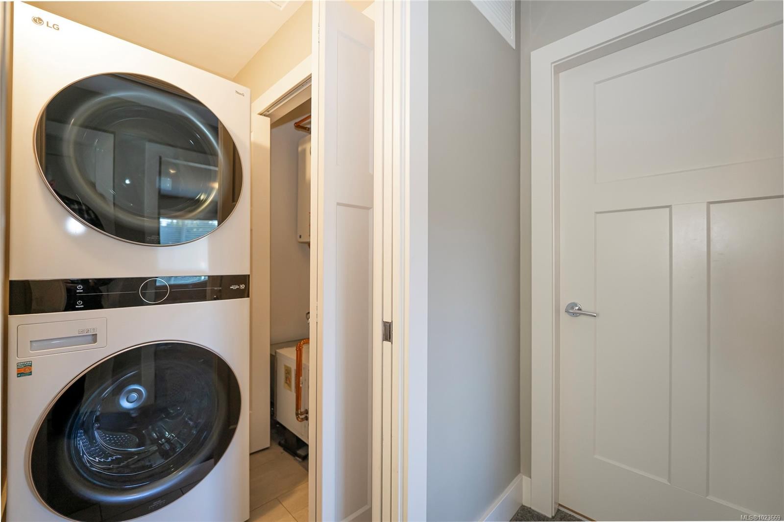 2121 Charters Rd, Sooke, BC - Indoor Photo Showing Laundry Room