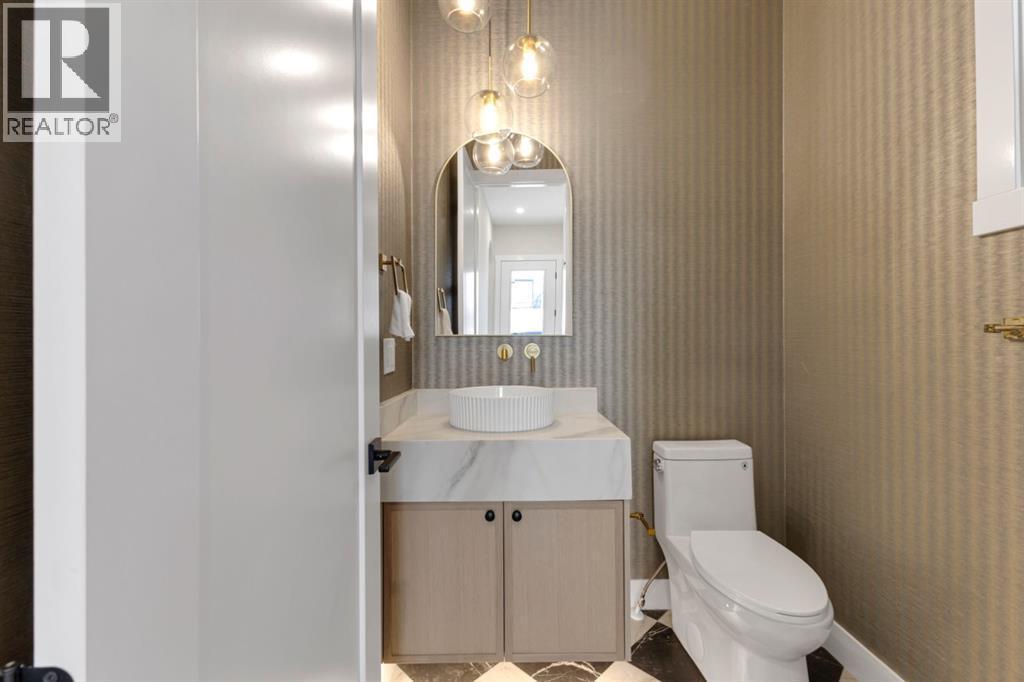 2518 20 Street Sw, Calgary, AB - Indoor Photo Showing Bathroom