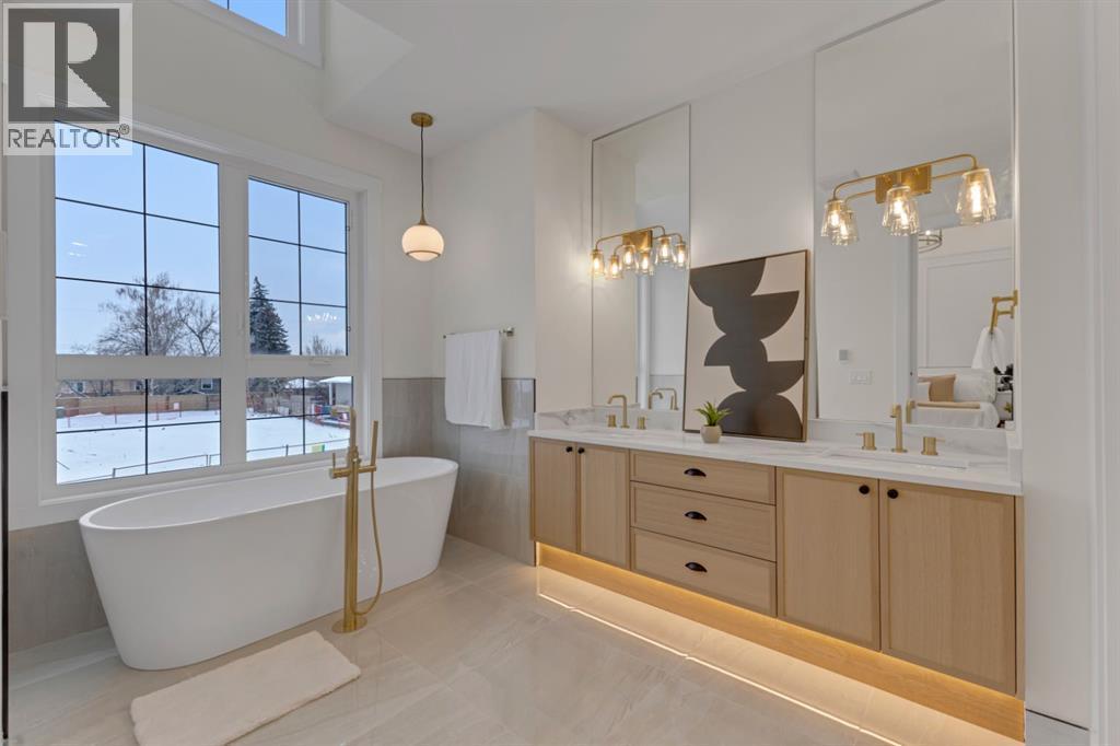 2518 20 Street Sw, Calgary, AB - Indoor Photo Showing Bathroom