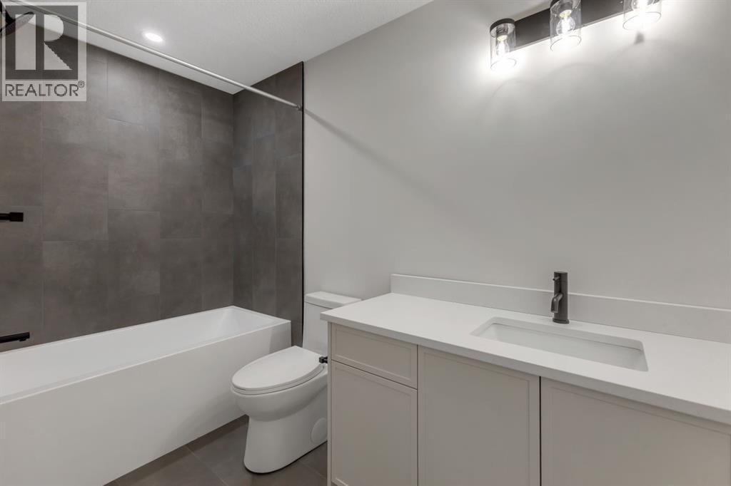 2518 20 Street Sw, Calgary, AB - Indoor Photo Showing Bathroom