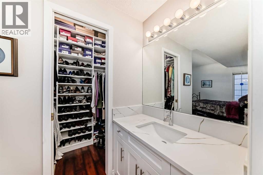 Walk-in closet - 1906 Patterson View Sw, Calgary, AB - Indoor Photo Showing Bathroom