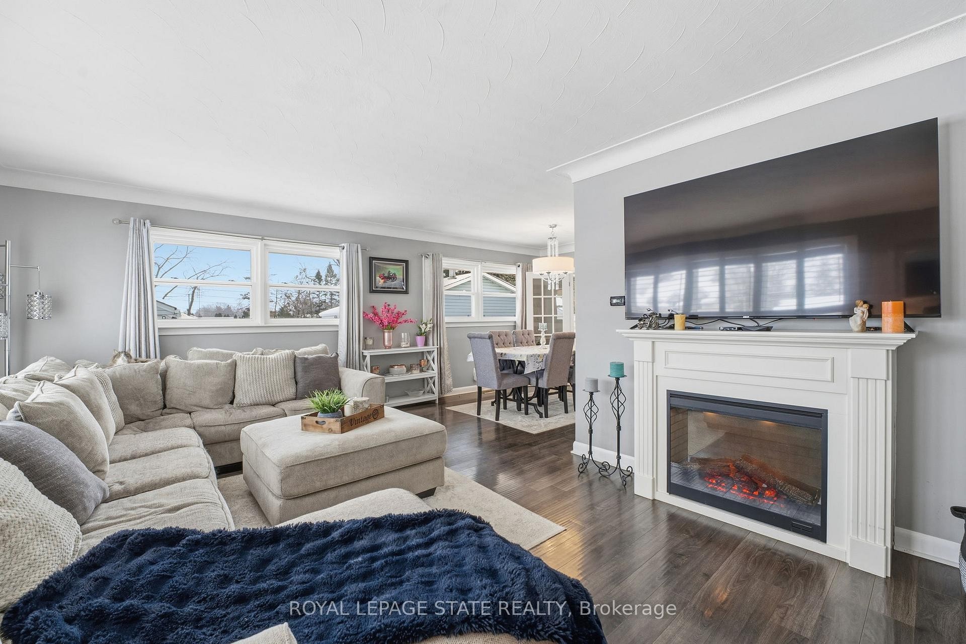 473 Mohawk Road W, Hamilton, ON - Indoor Photo Showing Living Room With Fireplace