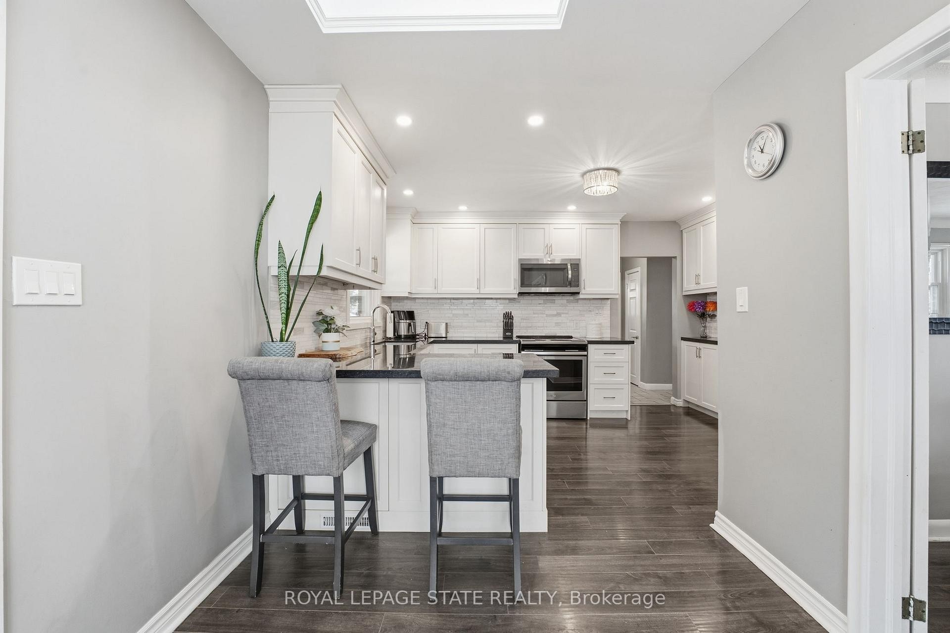 473 Mohawk Road W, Hamilton, ON - Indoor Photo Showing Kitchen With Upgraded Kitchen