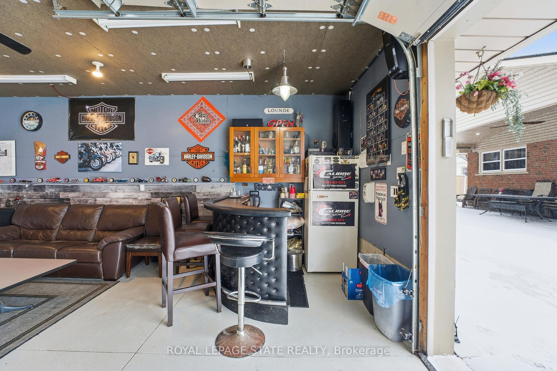 473 Mohawk Road W, Hamilton, ON - Indoor Photo Showing Garage