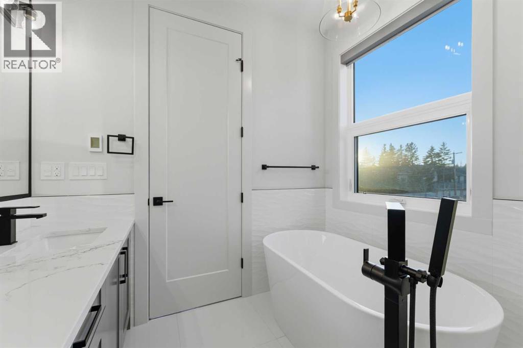 631 55 Avenue Sw, Calgary, AB - Indoor Photo Showing Bathroom