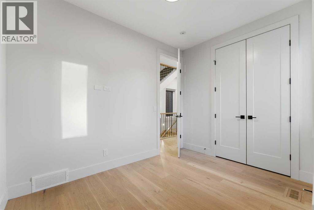 631 55 Avenue Sw, Calgary, AB - Indoor Photo Showing Other Room