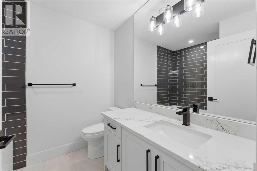 631 55 Avenue Sw, Calgary, AB - Indoor Photo Showing Bathroom