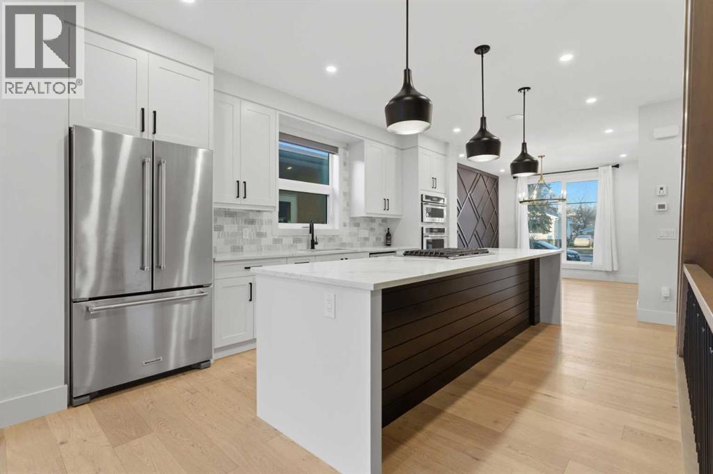 631 55 Avenue Sw, Calgary, AB - Indoor Photo Showing Kitchen With Upgraded Kitchen