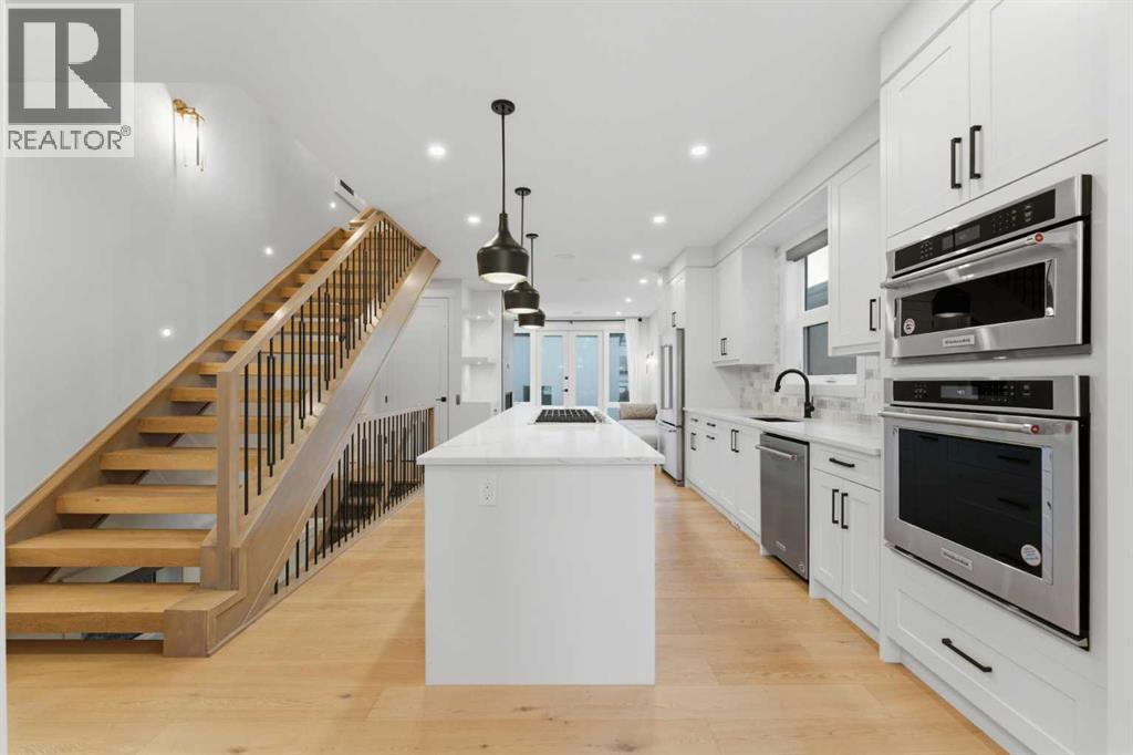 631 55 Avenue Sw, Calgary, AB - Indoor Photo Showing Kitchen With Upgraded Kitchen