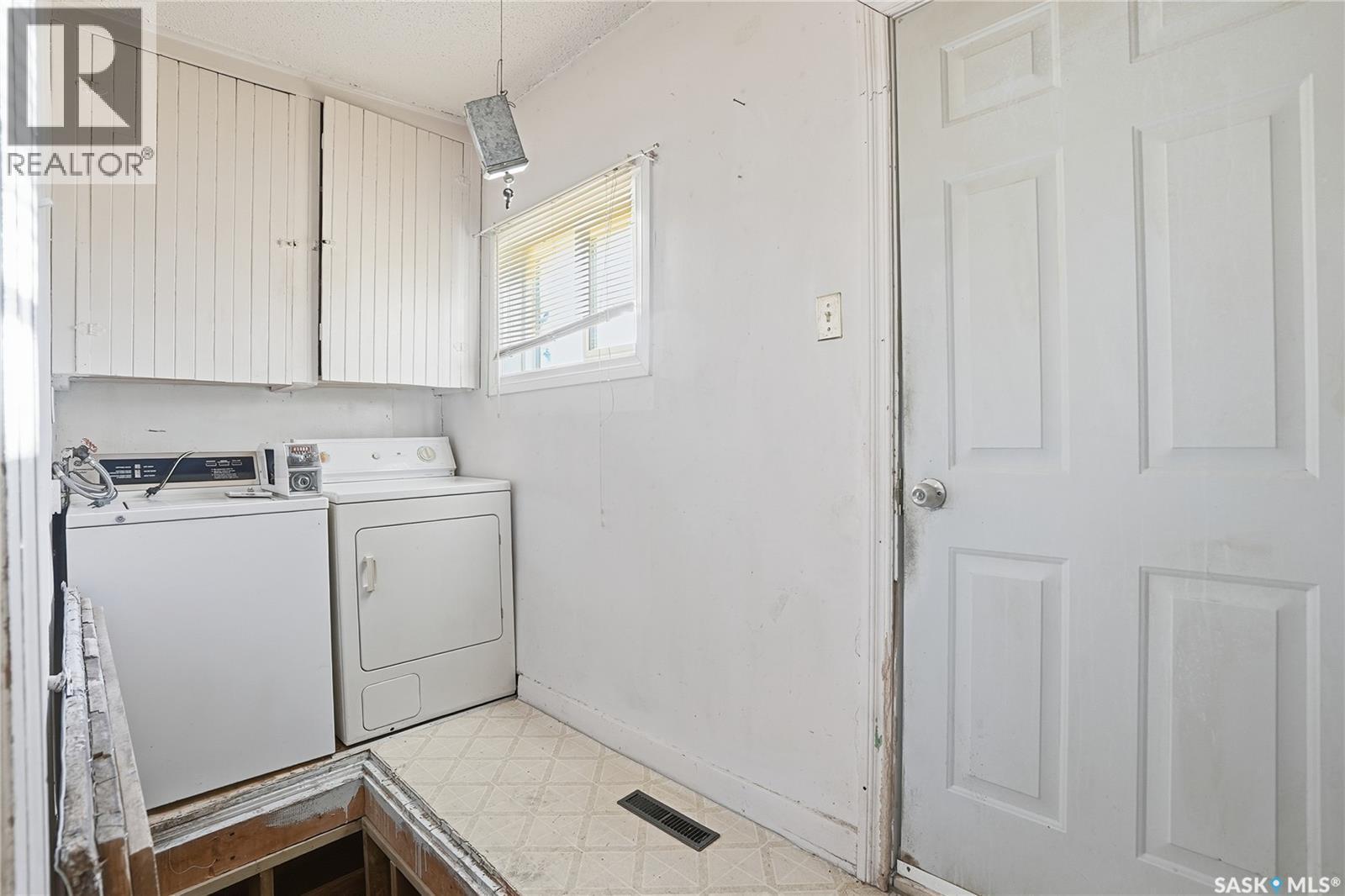 308 1St Street E, Delisle, SK - Indoor Photo Showing Laundry Room