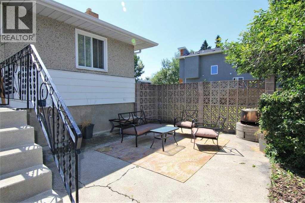 7504 39 Avenue Nw, Calgary, AB