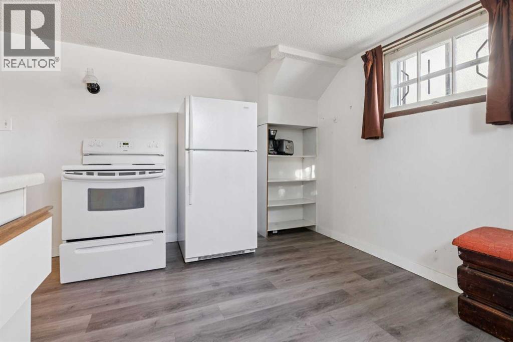 450 34 Avenue Nw, Calgary, AB - Indoor Photo Showing Kitchen