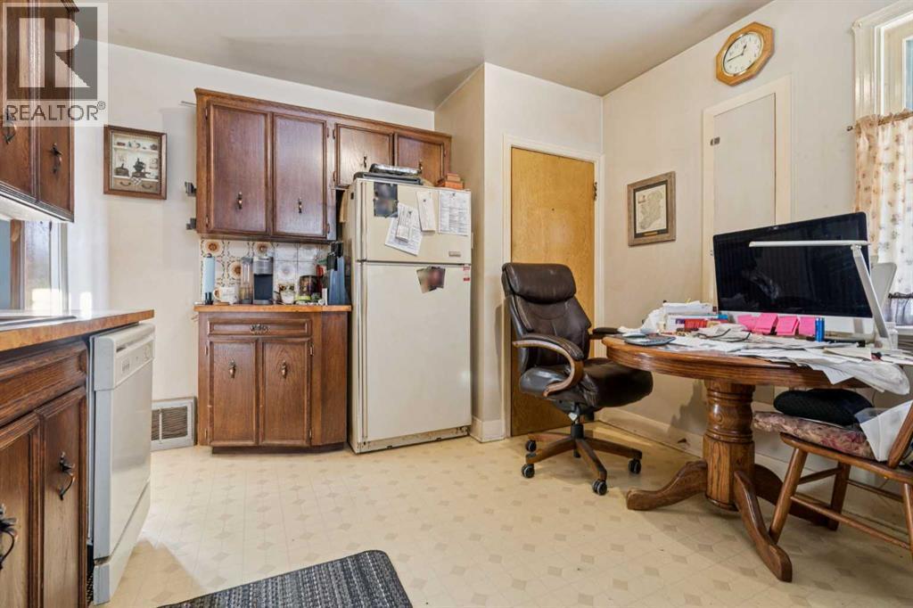 450 34 Avenue Nw, Calgary, AB - Indoor Photo Showing Office