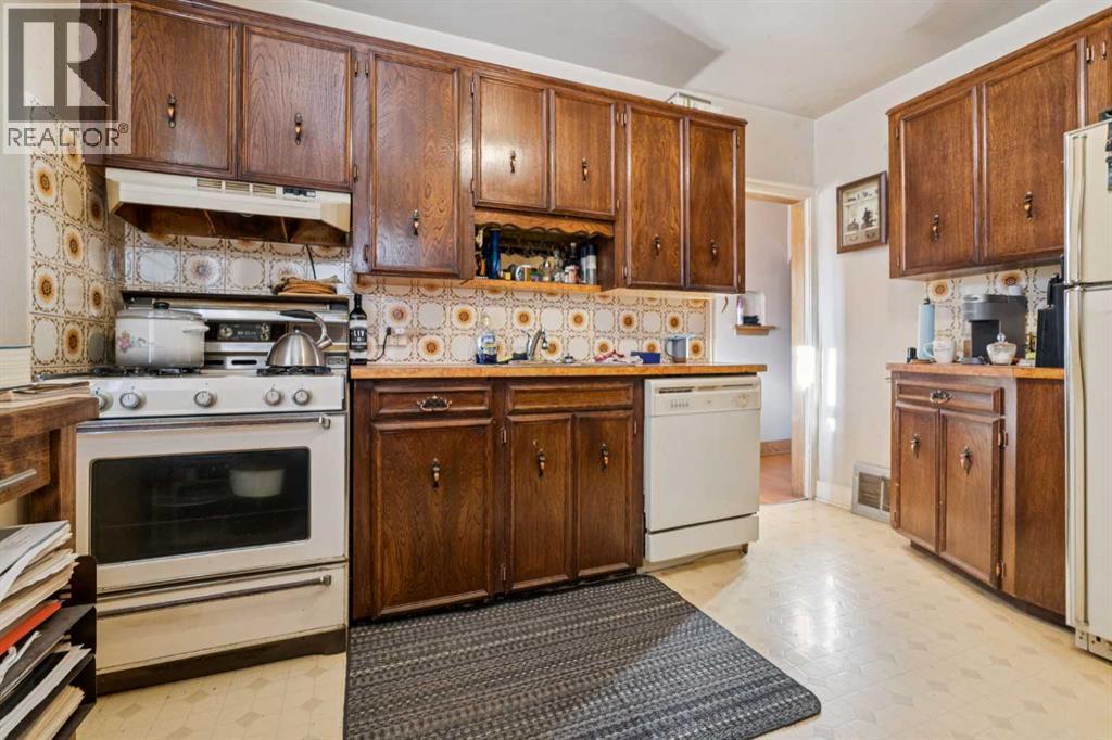 450 34 Avenue Nw, Calgary, AB - Indoor Photo Showing Kitchen
