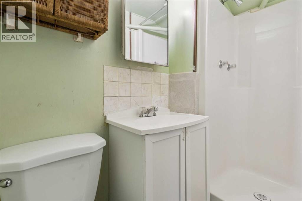 450 34 Avenue Nw, Calgary, AB - Indoor Photo Showing Bathroom