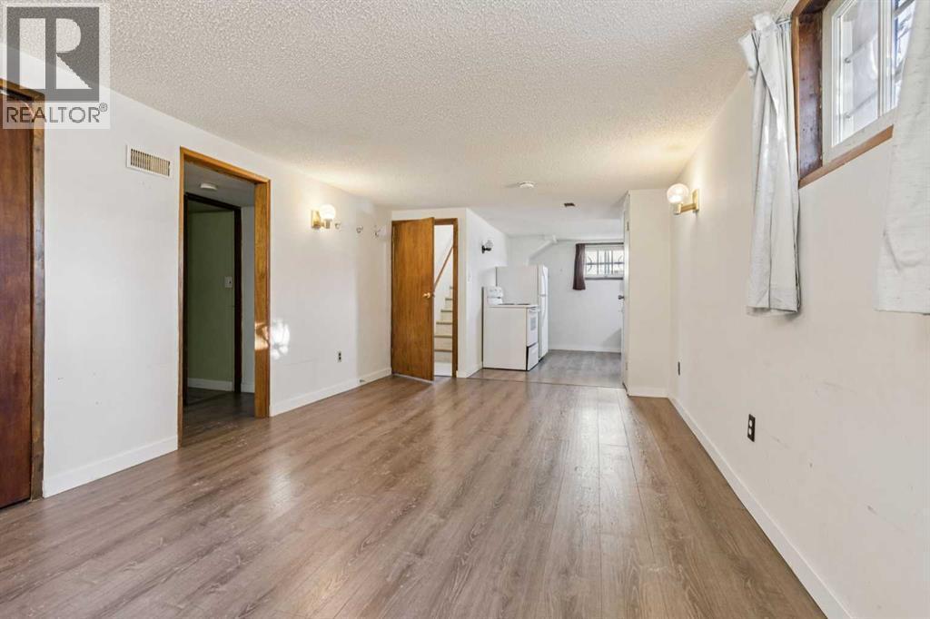 450 34 Avenue Nw, Calgary, AB - Indoor Photo Showing Other Room
