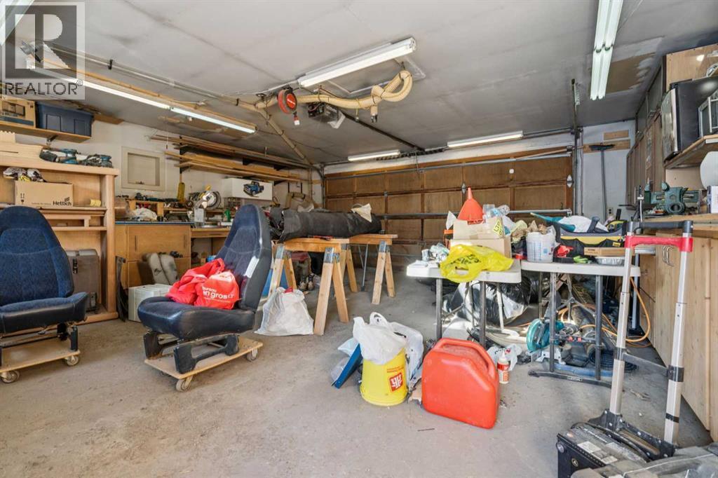 450 34 Avenue Nw, Calgary, AB - Indoor Photo Showing Garage