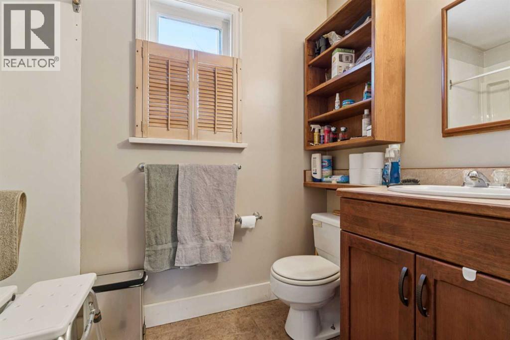 450 34 Avenue Nw, Calgary, AB - Indoor Photo Showing Bathroom