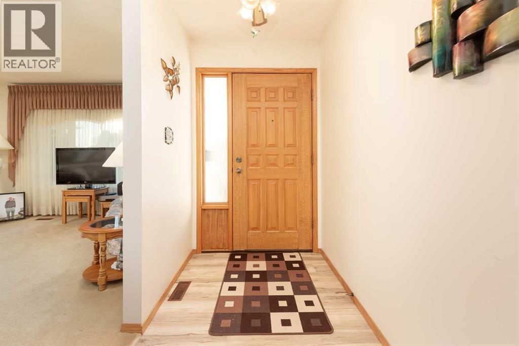 Front entryway - 83 Elm Crescent S, Lethbridge, AB - Indoor Photo Showing Other Room