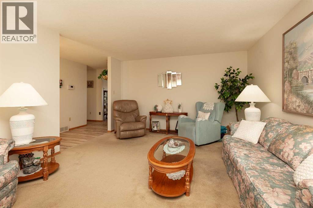 Living room - 83 Elm Crescent S, Lethbridge, AB - Indoor Photo Showing Living Room