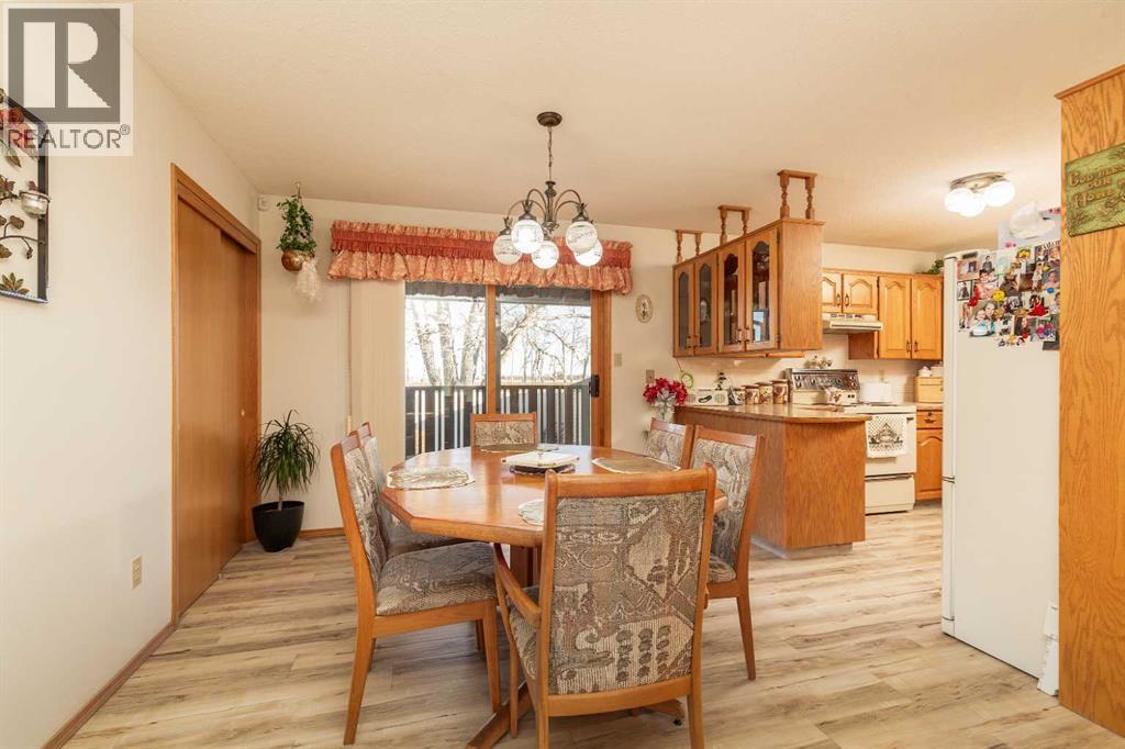 83 Elm Crescent S, Lethbridge, AB - Indoor Photo Showing Dining Room