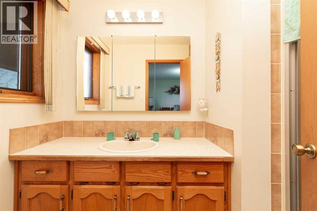 3 piece bath in primary - 83 Elm Crescent S, Lethbridge, AB - Indoor Photo Showing Bathroom