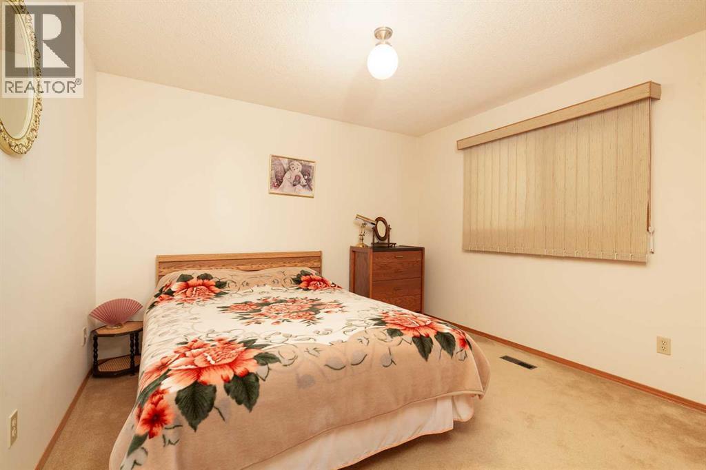 2nd bedroom upstairs - 83 Elm Crescent S, Lethbridge, AB - Indoor Photo Showing Bedroom