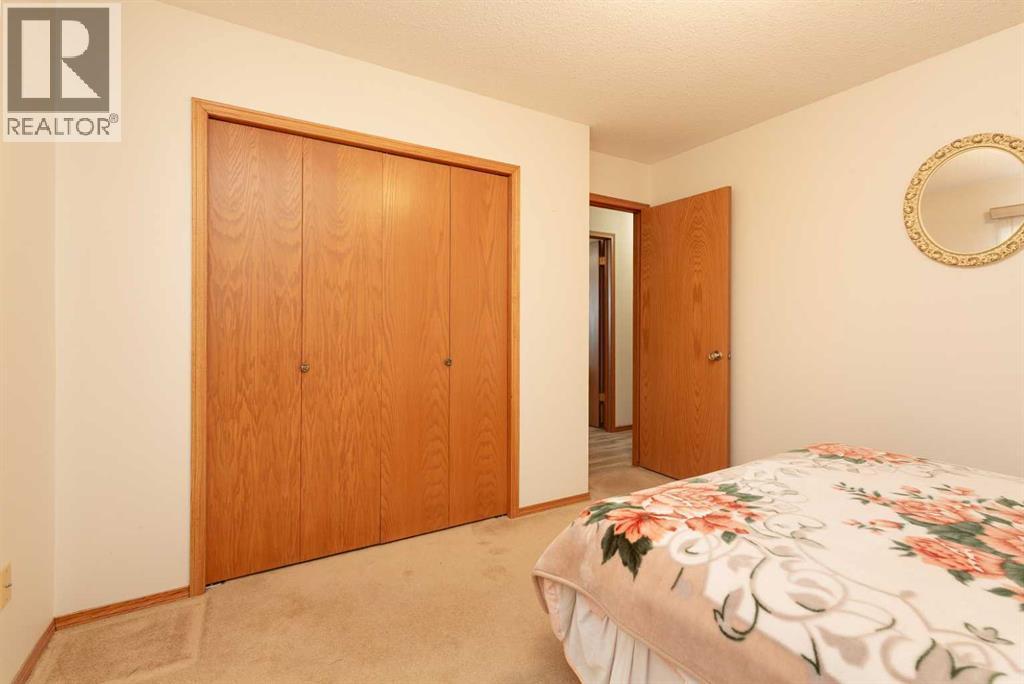 83 Elm Crescent S, Lethbridge, AB - Indoor Photo Showing Bedroom