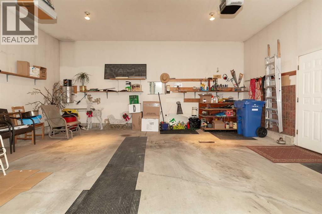 double garage - 83 Elm Crescent S, Lethbridge, AB - Indoor