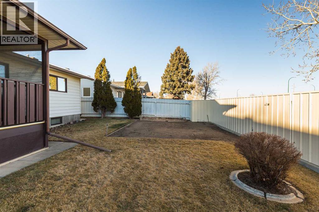 Yard with garden - 83 Elm Crescent S, Lethbridge, AB - Outdoor