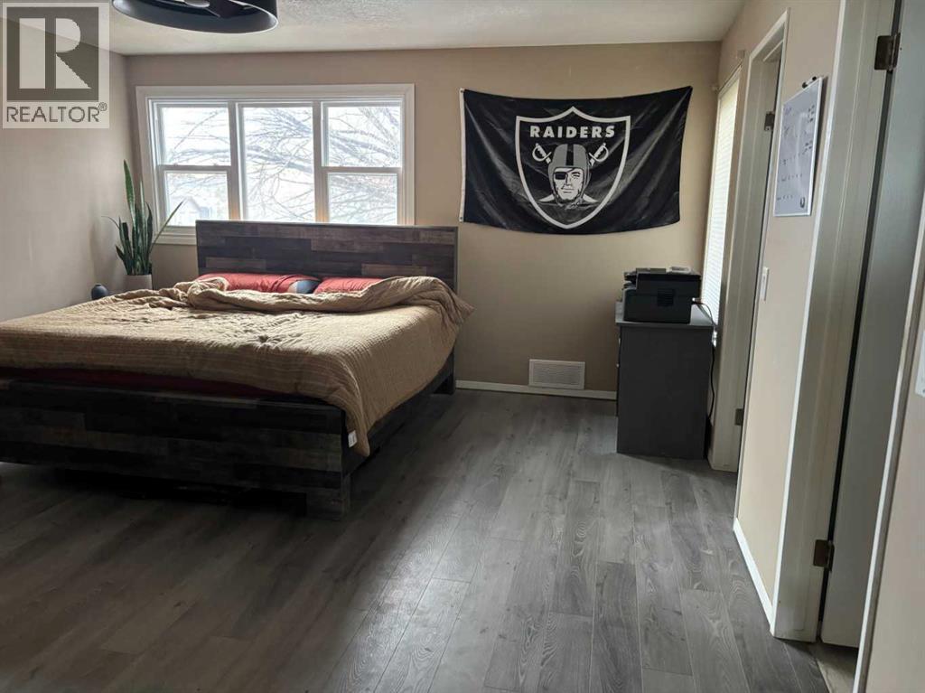 40 Bernard Way Nw, Calgary, AB - Indoor Photo Showing Bedroom