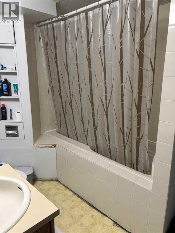 40 Bernard Way Nw, Calgary, AB - Indoor Photo Showing Bathroom