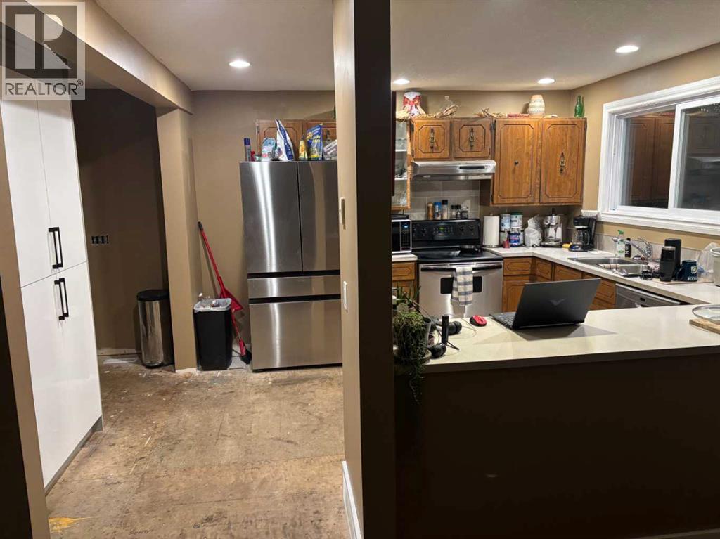 40 Bernard Way Nw, Calgary, AB - Indoor Photo Showing Kitchen