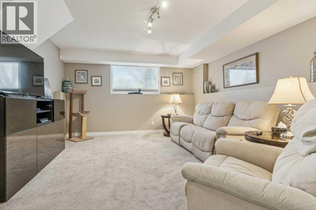 11 Somervale Drive Sw, Calgary, AB - Indoor Photo Showing Living Room