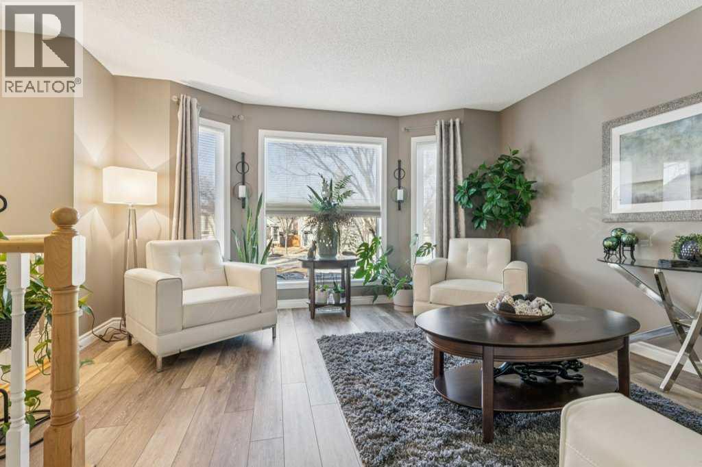 11 Somervale Drive Sw, Calgary, AB - Indoor Photo Showing Living Room