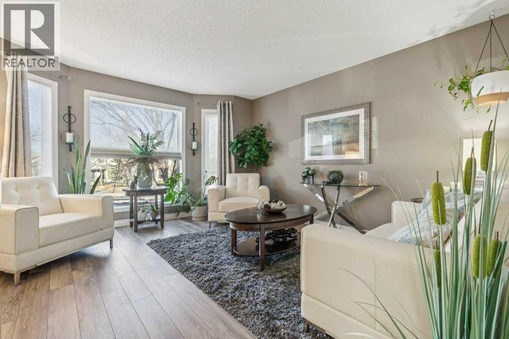 11 Somervale Drive Sw, Calgary, AB - Indoor Photo Showing Living Room