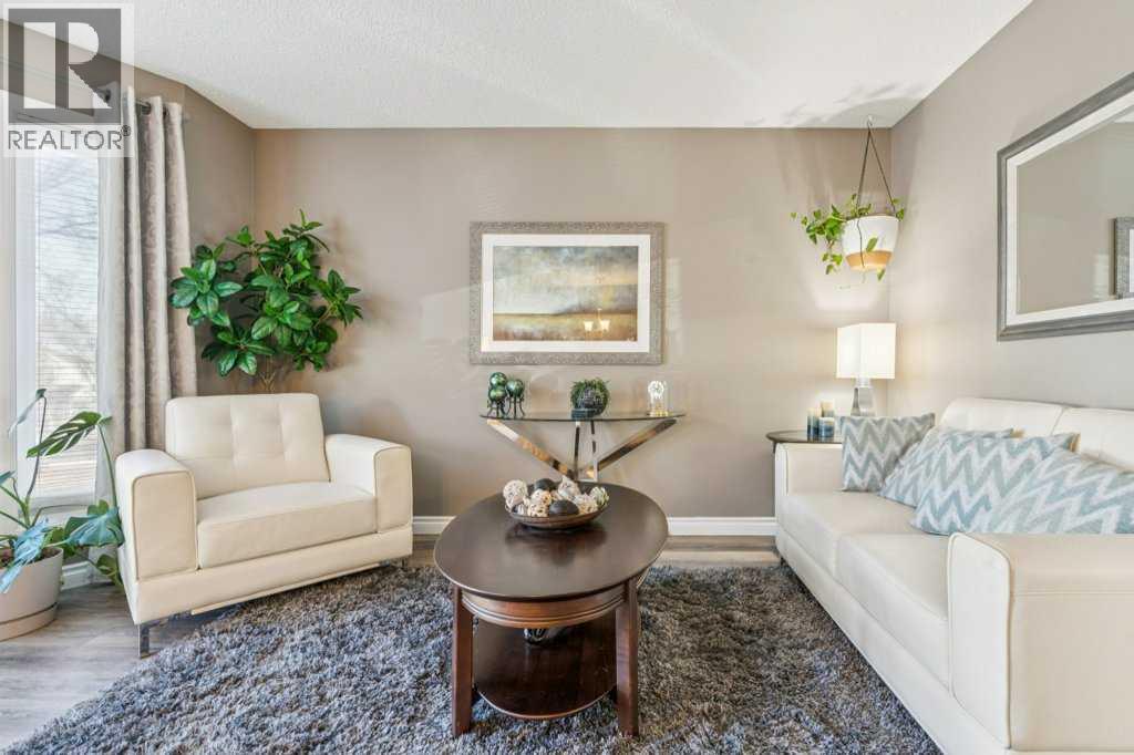 11 Somervale Drive Sw, Calgary, AB - Indoor Photo Showing Living Room