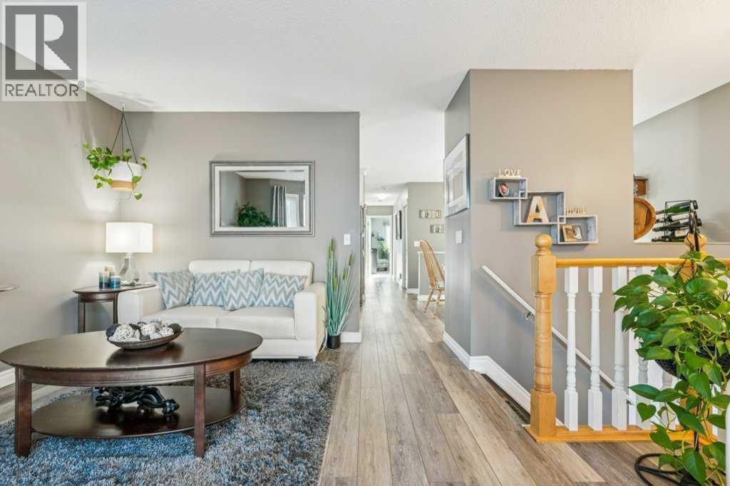 11 Somervale Drive Sw, Calgary, AB - Indoor Photo Showing Living Room
