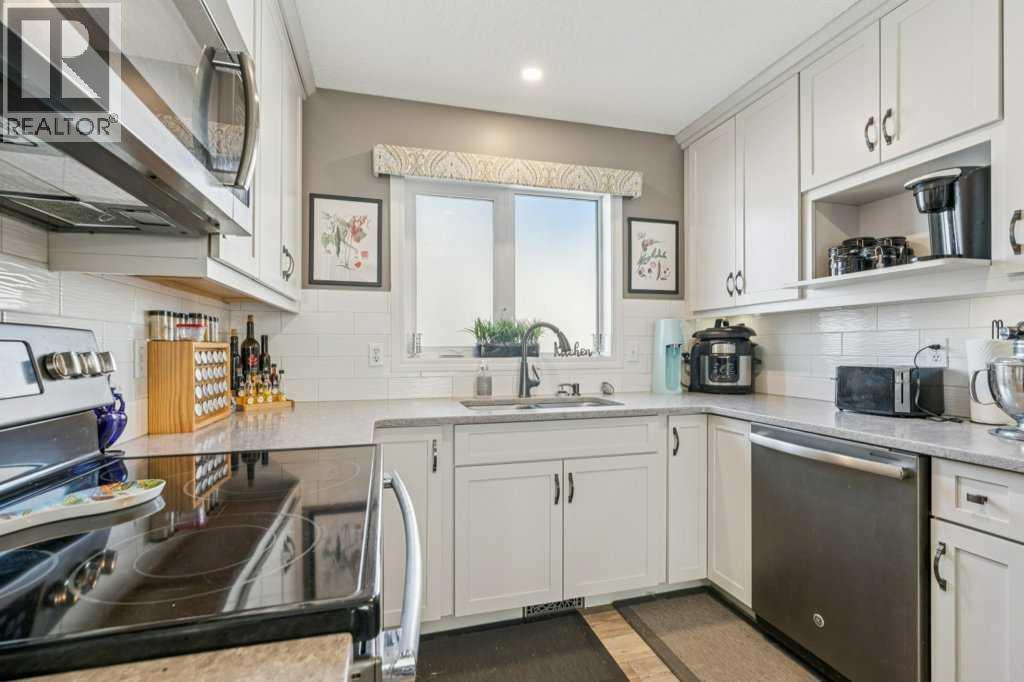 11 Somervale Drive Sw, Calgary, AB - Indoor Photo Showing Kitchen