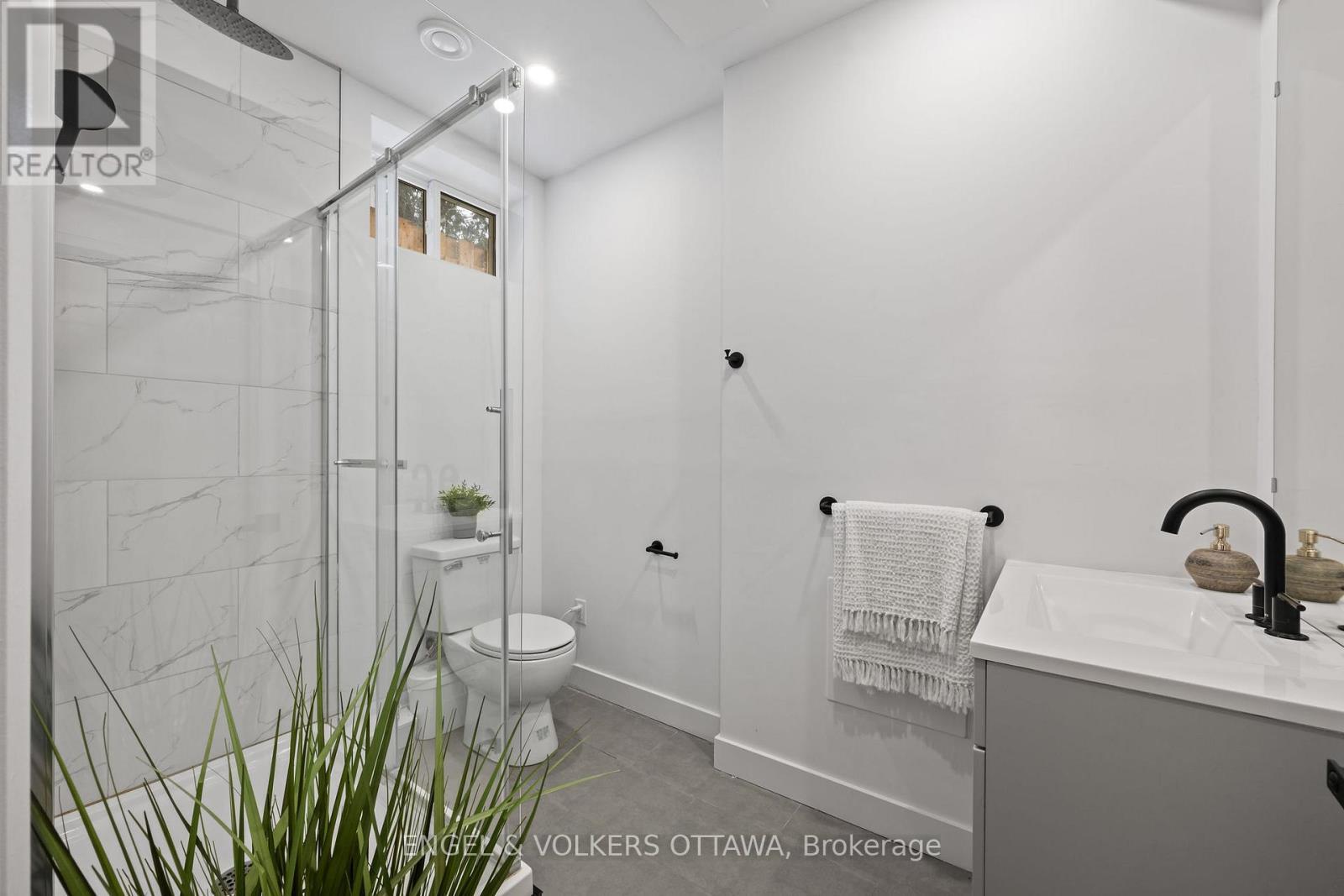 Lower level bathroom - 22 Harvard Avenue, Ottawa, ON - Indoor Photo Showing Bathroom