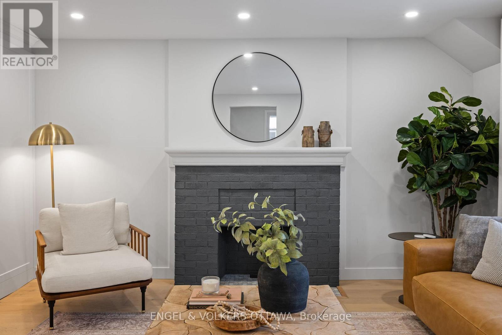 22 Harvard Avenue, Ottawa, ON - Indoor With Fireplace